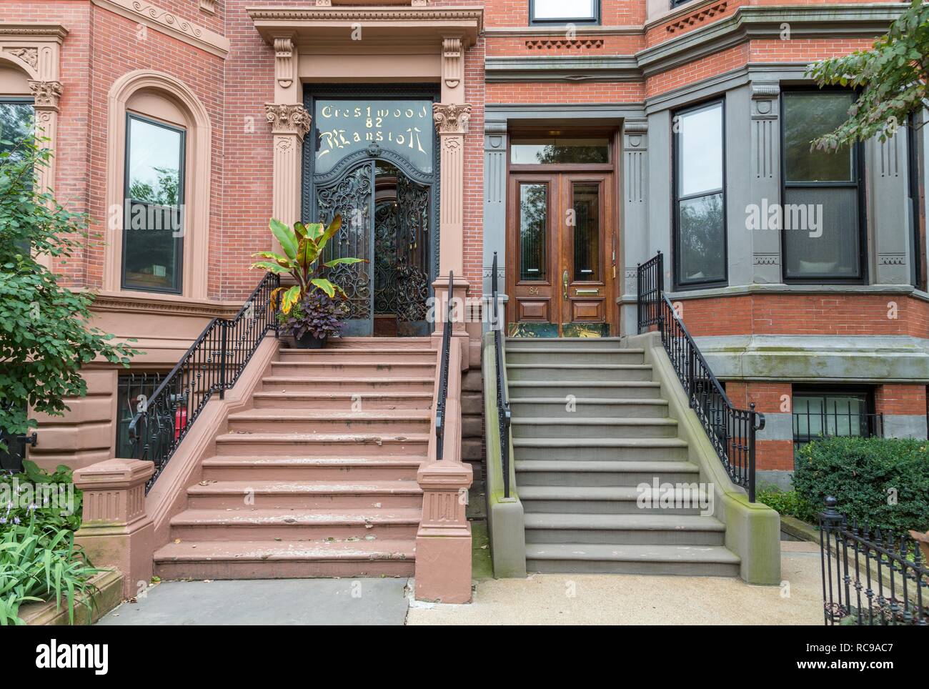 Vari portali d'ingresso Commonwealth Avenue, Boston, Massachusetts, STATI UNITI D'AMERICA Foto Stock