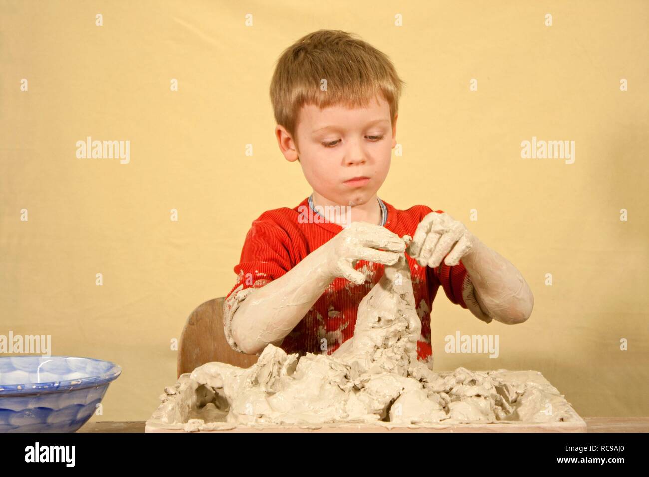 Ragazzo fare arte terapia con argilla Foto Stock