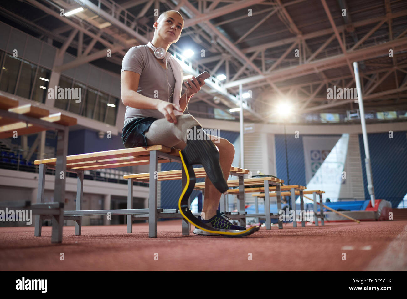 Sportivo con lo smartphone Foto Stock