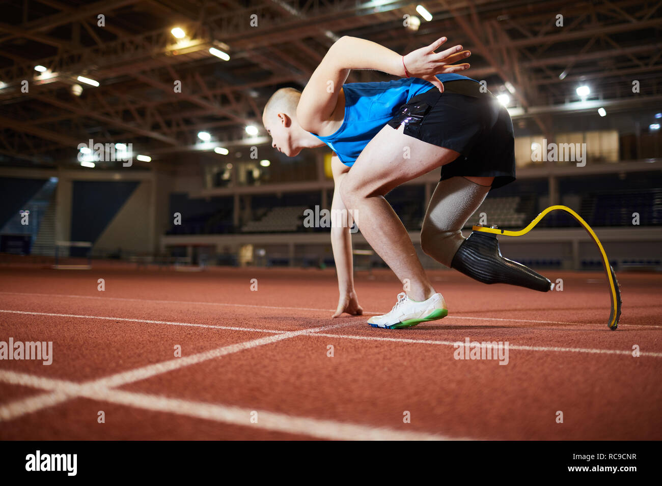 Sportivo dalla linea di partenza Foto Stock