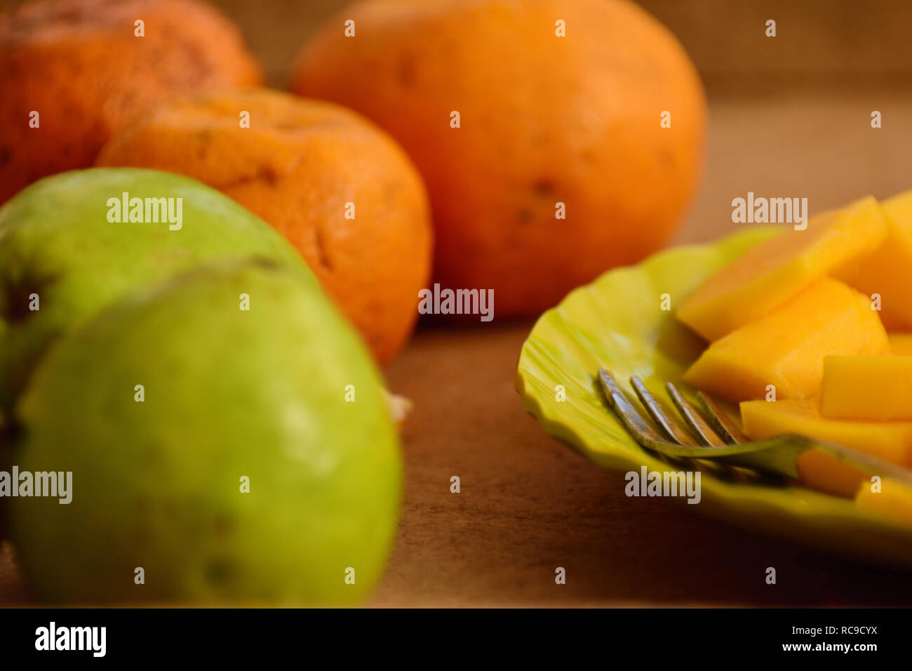 Un servita piatto pieno di fette di papaia circa altri frutti Foto Stock