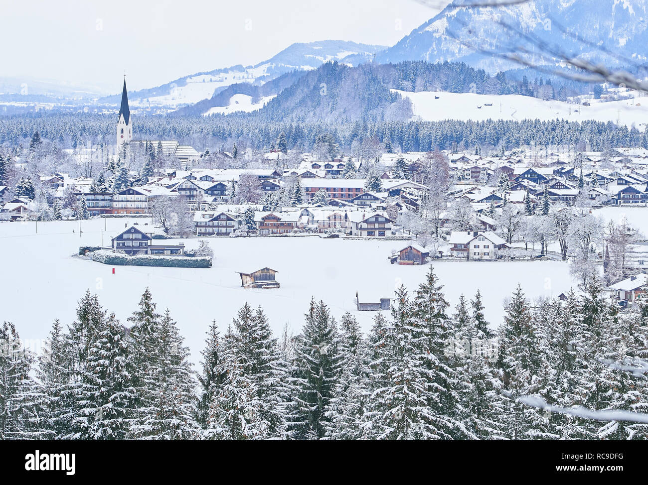 Chiesa cattolica St.Johannes Babtist nelle basse temperature fino a meno 14 gradi, congelate di albero e un paesaggio soleggiato è visto in mattinata a Oberstdorf, Foto Stock