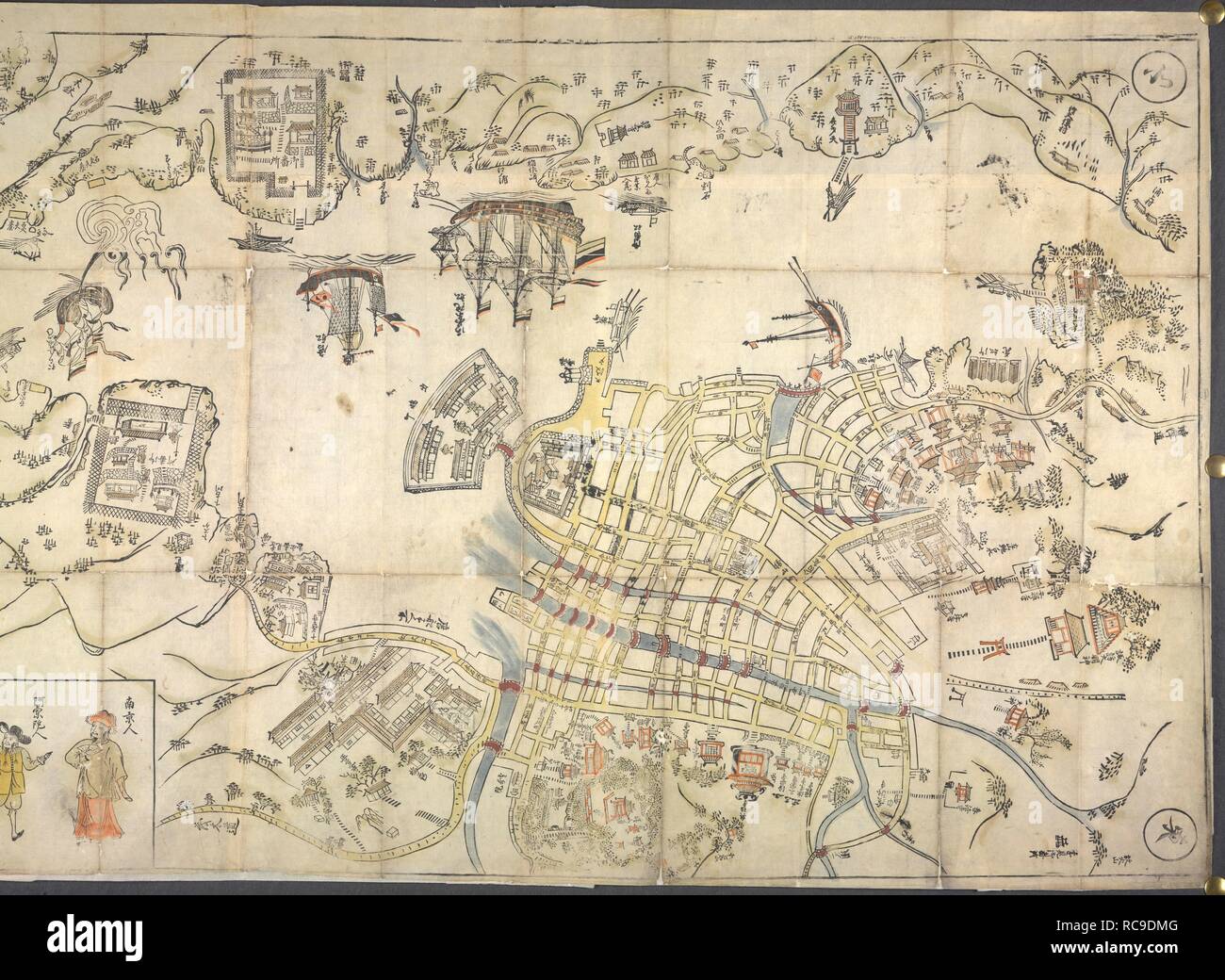 Porto di Nagasaki. 1680. Nagasaki Ezu. Mappa di Nagasaki (lato destro; ritagliate). Xilografia, banda colorata. Decorate con le navi e le figure degli stranieri. Vi è una tabella delle distanze tra il Giappone e vari paesi esteri. Originariamente pubblicato/prodotta nel 1680. . Fonte: o.75.g.25, RHS. Lingua: Giapponese. Foto Stock