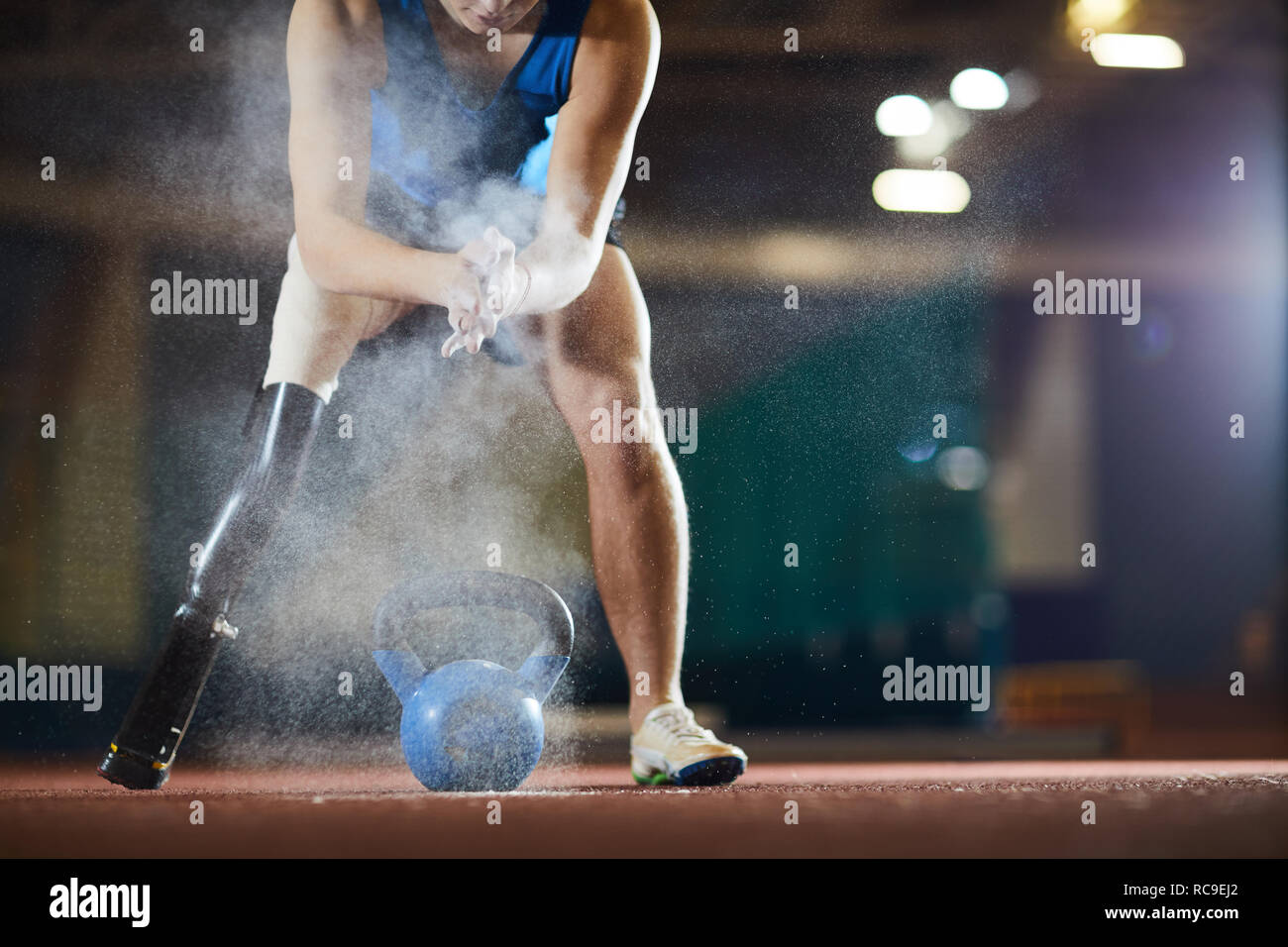 Applicare talco Foto Stock