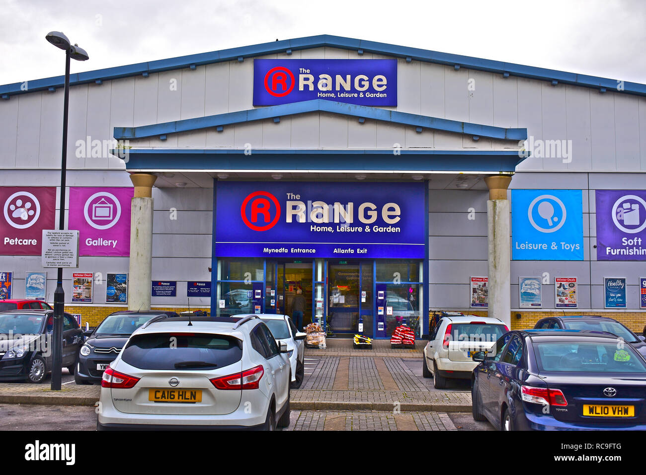 Moderne unità al dettaglio occupata dall'intervallo come negozio di vendita un winde gamma di articoli per la casa e per il tempo libero giardino e merci st Waterton Retail Park, Bridgend,S.Galles Foto Stock