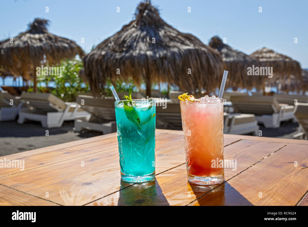 Due bicchieri con un drink rinfrescante sulla tabella sullo sfondo della spiaggia e del mare Foto Stock