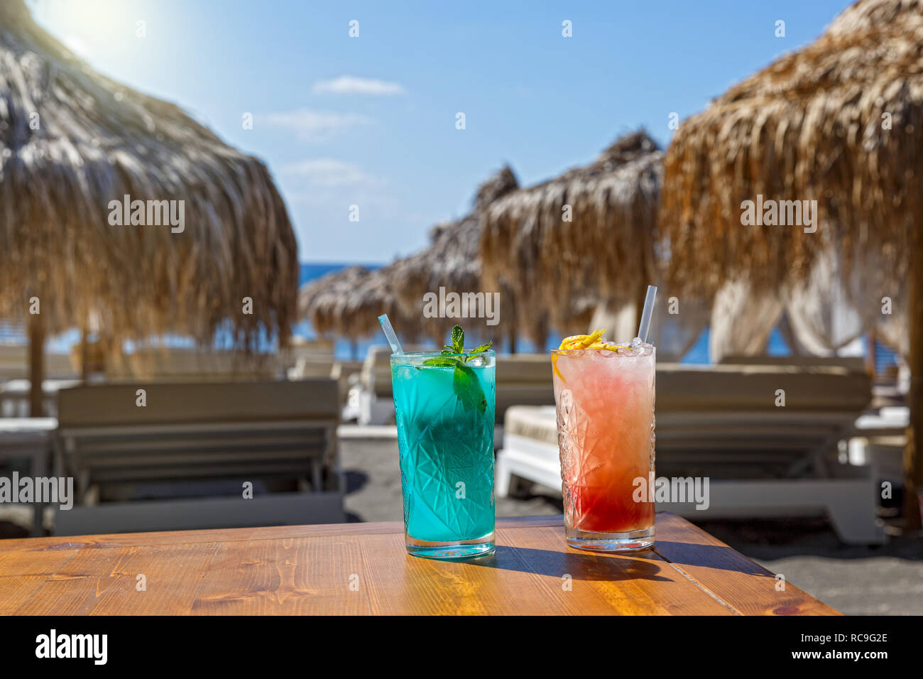 Due bicchieri con un drink rinfrescante sulla tabella sullo sfondo della spiaggia e del mare Foto Stock