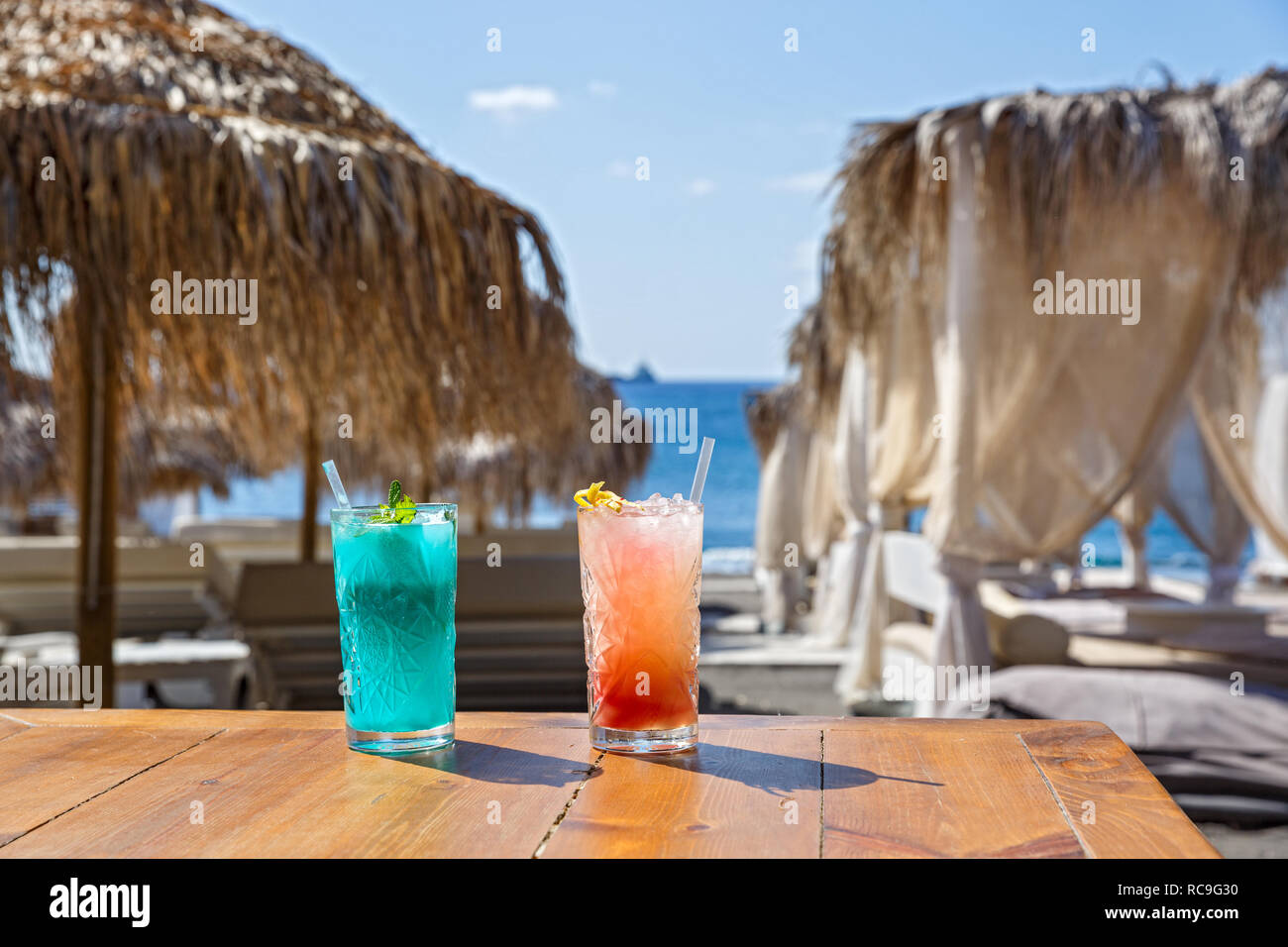 Due bicchieri con un drink rinfrescante sulla tabella sullo sfondo della spiaggia e del mare Foto Stock