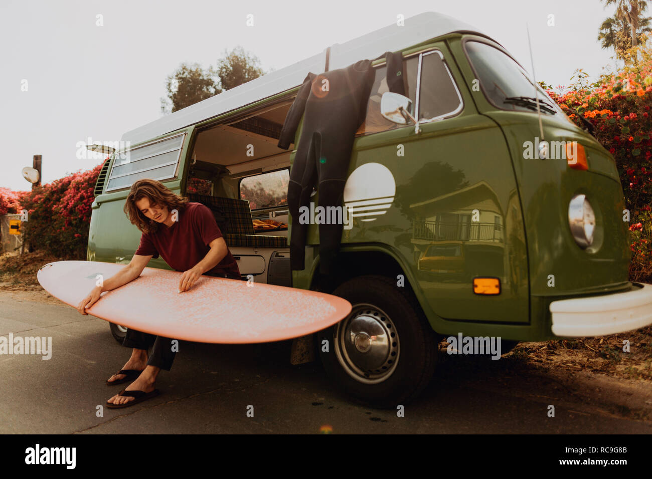 L'uomo su van viaggio su strada con la sua tavola da surf, Ventura, California, US Foto Stock