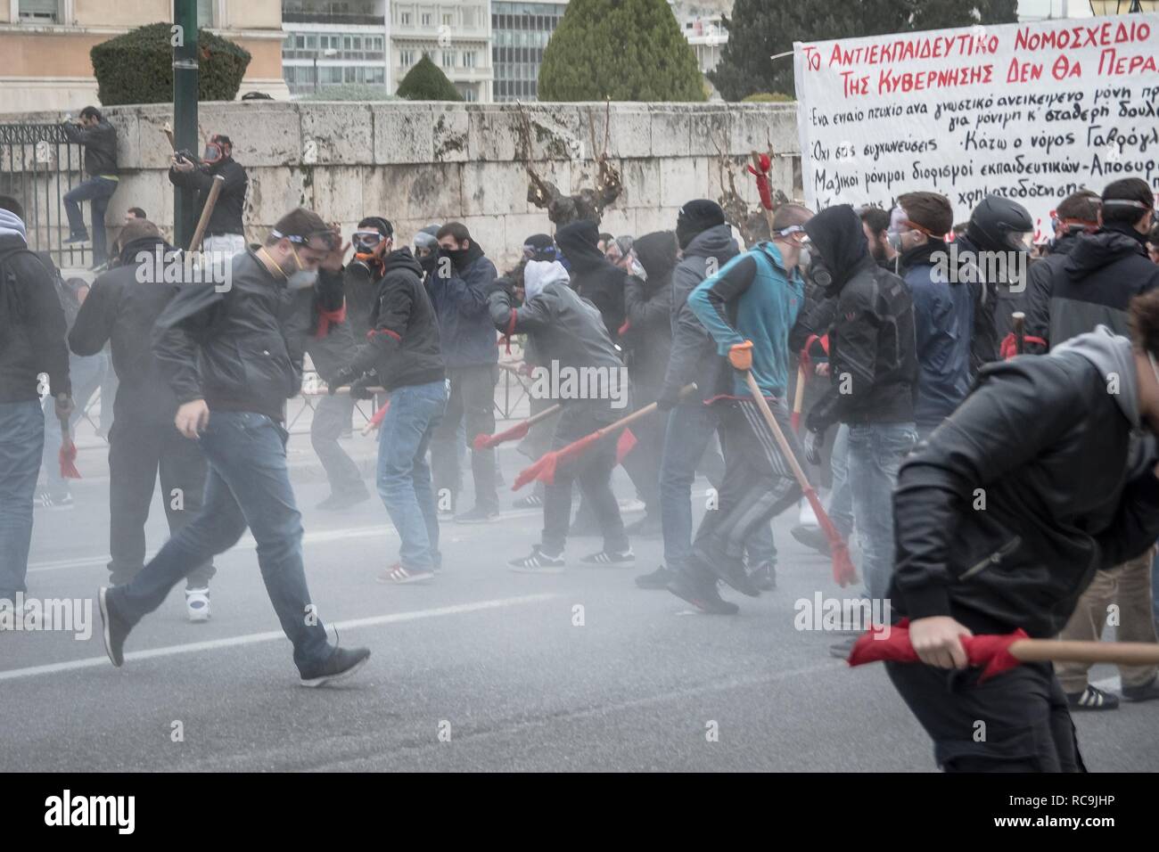 I dimostranti sono visto scontrarsi con la sommossa ufficiali della polizia durante la dimostrazione. Gli insegnanti provenienti da tutta la Grecia dimostrare contro una nuova legge che disciplina per la nomina e di assunzione di personale insegnante permanente nella scuola pubblica in Atene, Grecia. Foto Stock