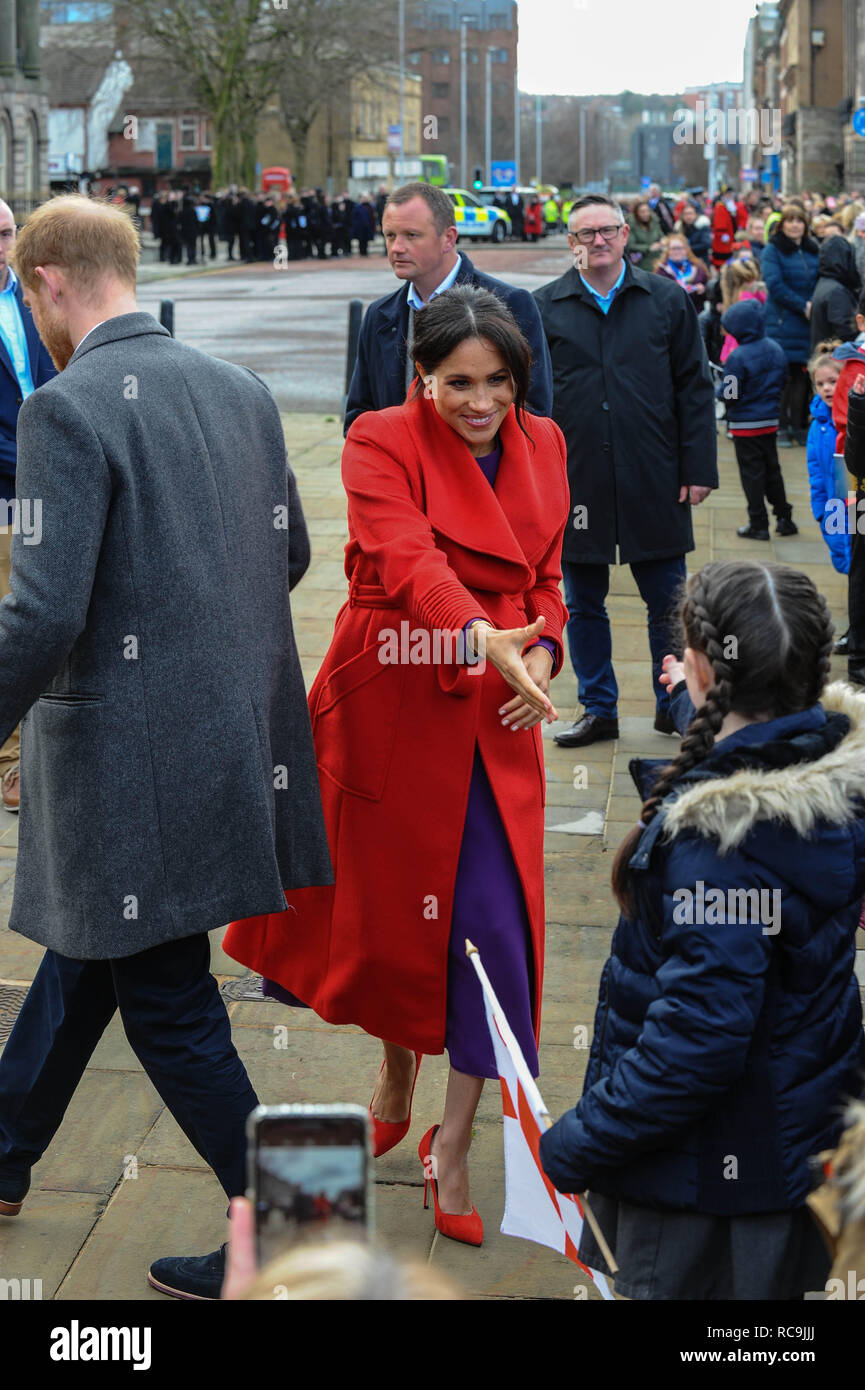 La Duchessa di Sussex 'Meghan' visto saluto i ragazzi della scuola media locale durante la sua visita ufficiale a Birkenhead. Incontro i ragazzi della scuola media locale e i membri del pubblico, prima di visitare il municipio, piazza Hamilton Birkenhead Liverpool. Foto Stock