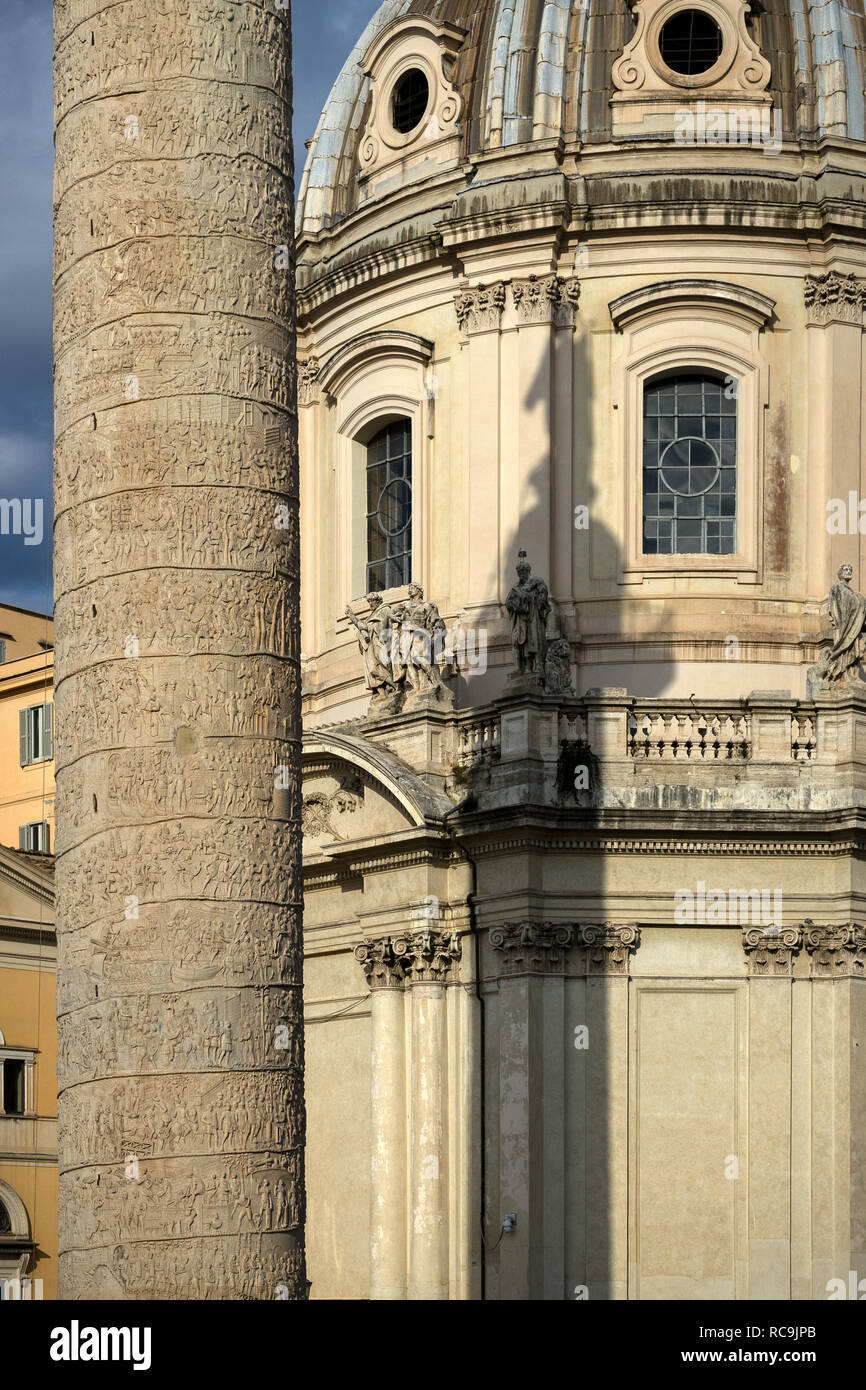 Roma, Italia, 11/18/2012: in stretta fino a sinistra una sezione in dettaglio del 'Colonna Traiana', a destra la chiesa di 'Santissimo nome di Maria' Foto Stock