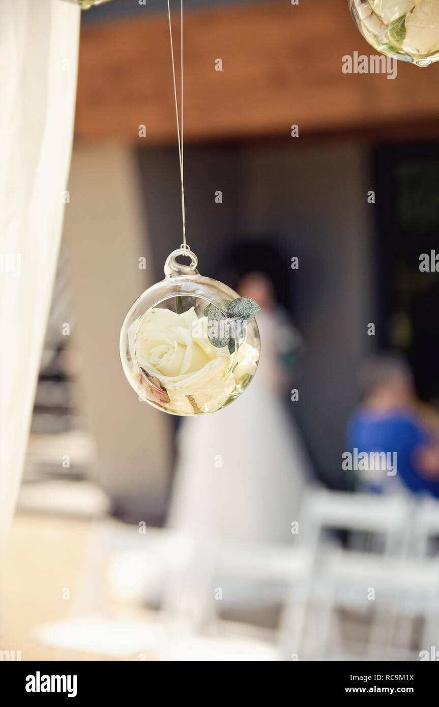 Decorazioni in vetro per un arco di nozze Foto Stock