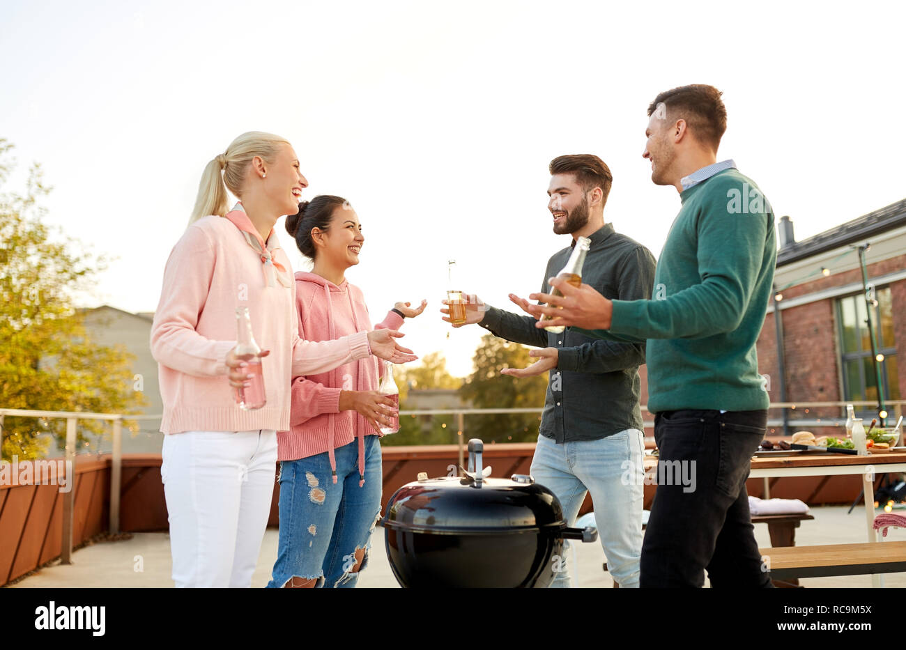 Happy amici di partito barbecue sul tetto Foto Stock