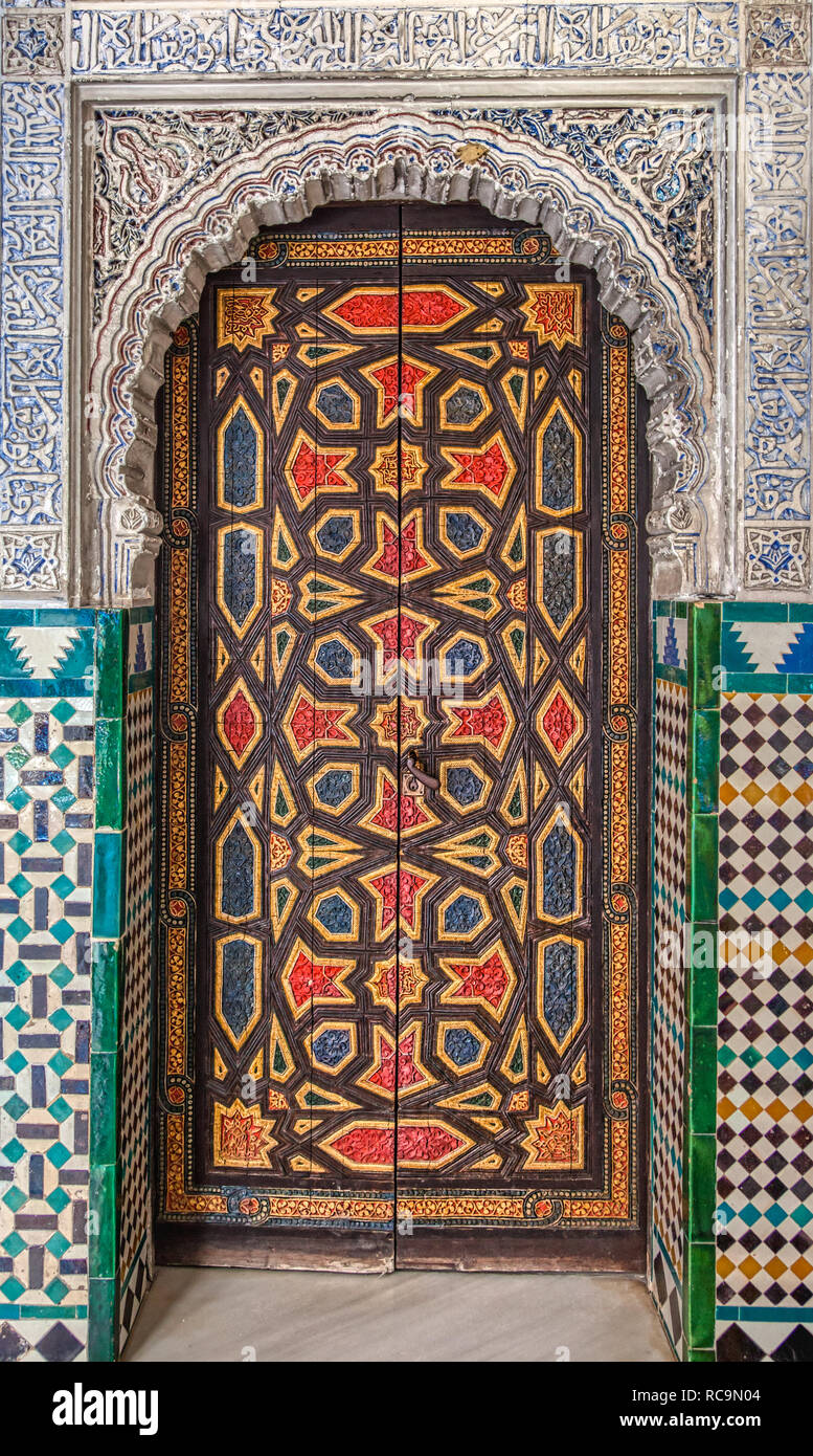 Fotografia di un colorato sportello piastrellato di una moschea medievale in Sevilla, Spagna. Foto Stock