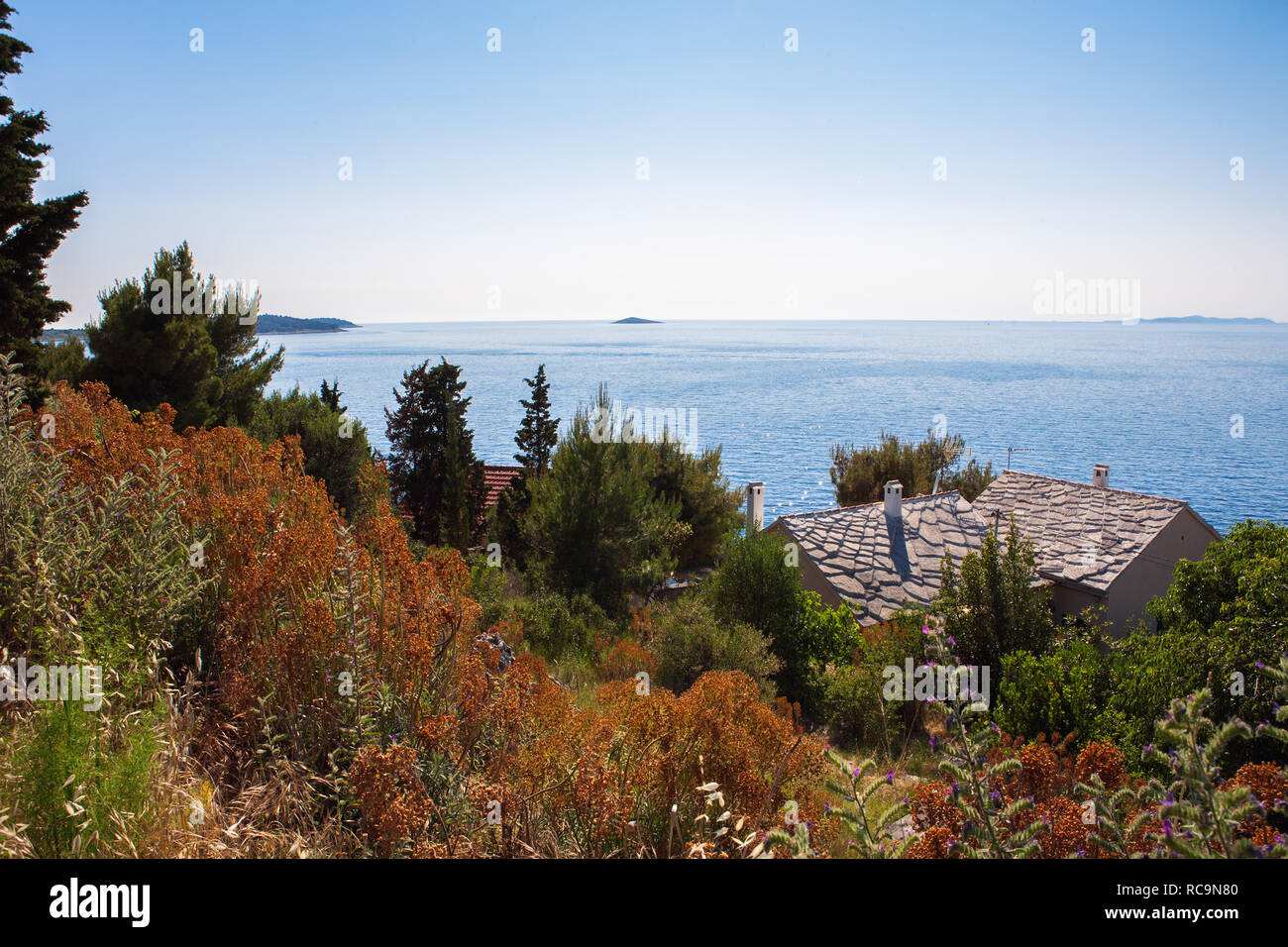 Capocesto, Sebenico-Knin, Croazia: vista dal villaggio di off-giacenti isole Foto Stock