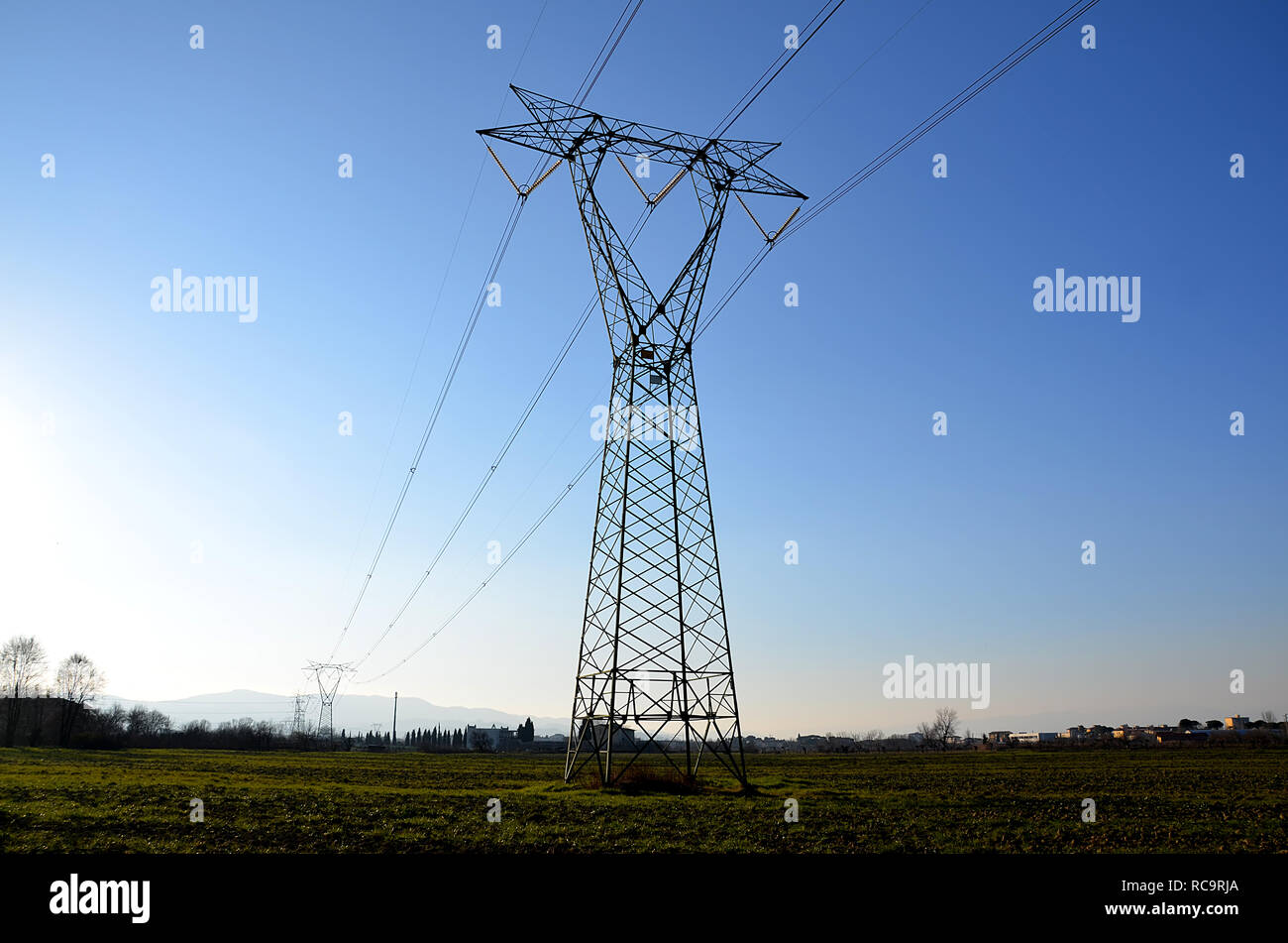 Tensione alta tralicci Foto Stock