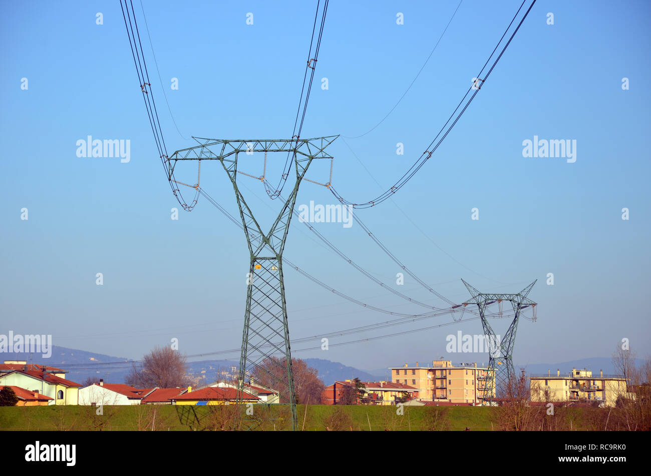 Tensione alta tralicci Foto Stock