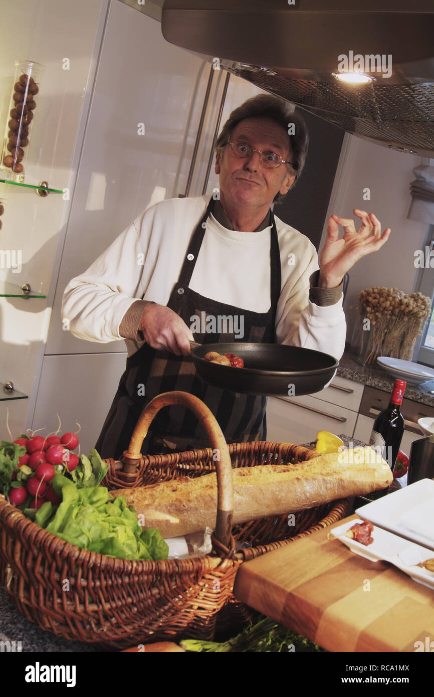 Mann mittleren altera beim Kochen | middleaged l uomo è la cottura Foto Stock