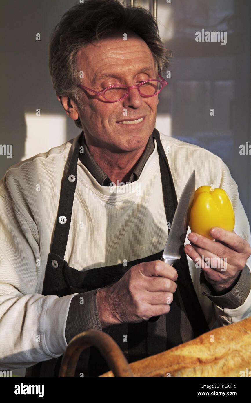 Mann mittleren altera beim Kochen | middleaged l uomo è la cottura Foto Stock