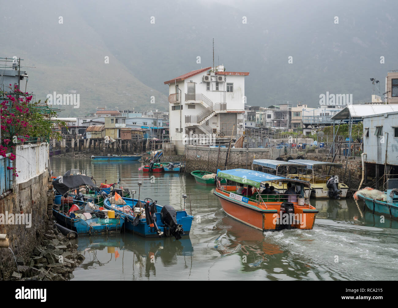 Nebbioso giorno in Tai O villaggio di pescatori sull'Isola di Lantau Foto Stock