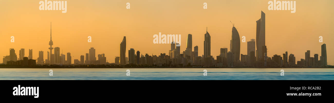 Skyline di Kuwait City al tramonto. Foto Stock