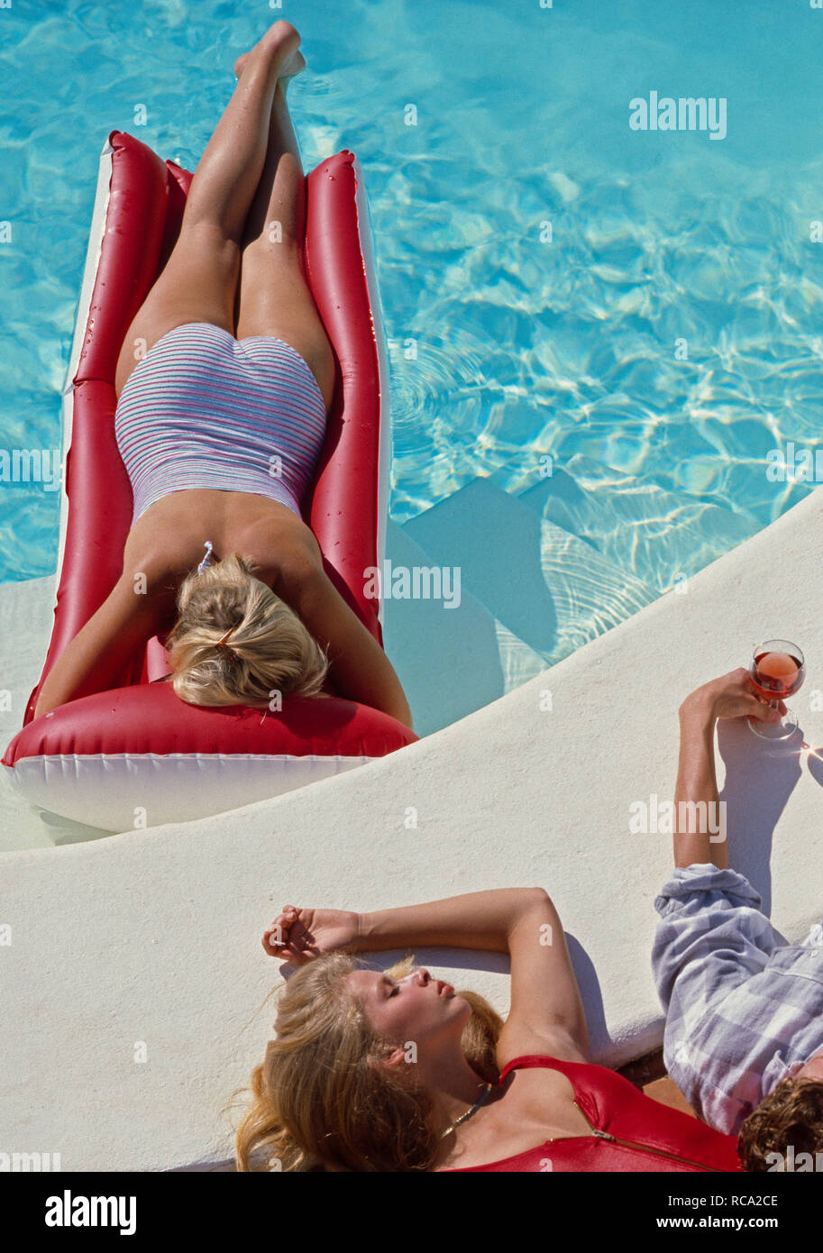 junge Menschen am Swimmingpool Foto Stock