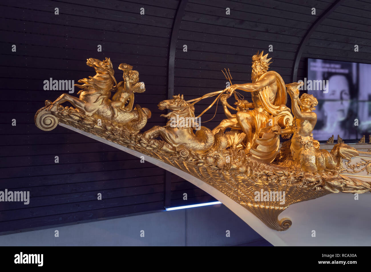 Amsterdam, Paesi Bassi, ottobre 09, 2018: decorazioni dorate della barca prua in Maritime museum Foto Stock