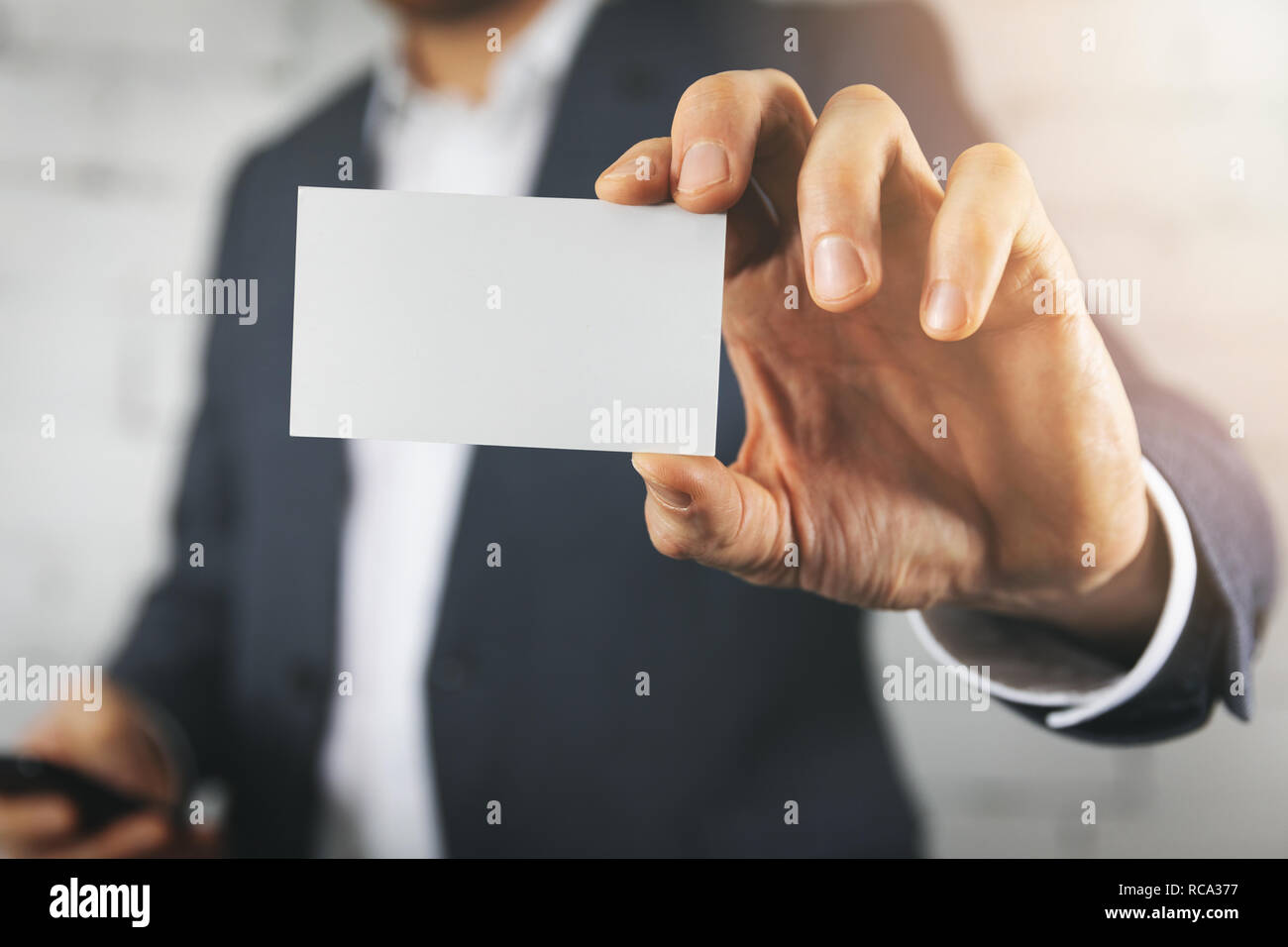 Imprenditore che mostra a mano bianca business card closeup Foto Stock