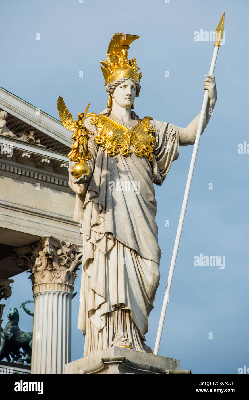 Pallade Atena statua al parlamento austriaco edificio, Vienna, Austria. Foto Stock