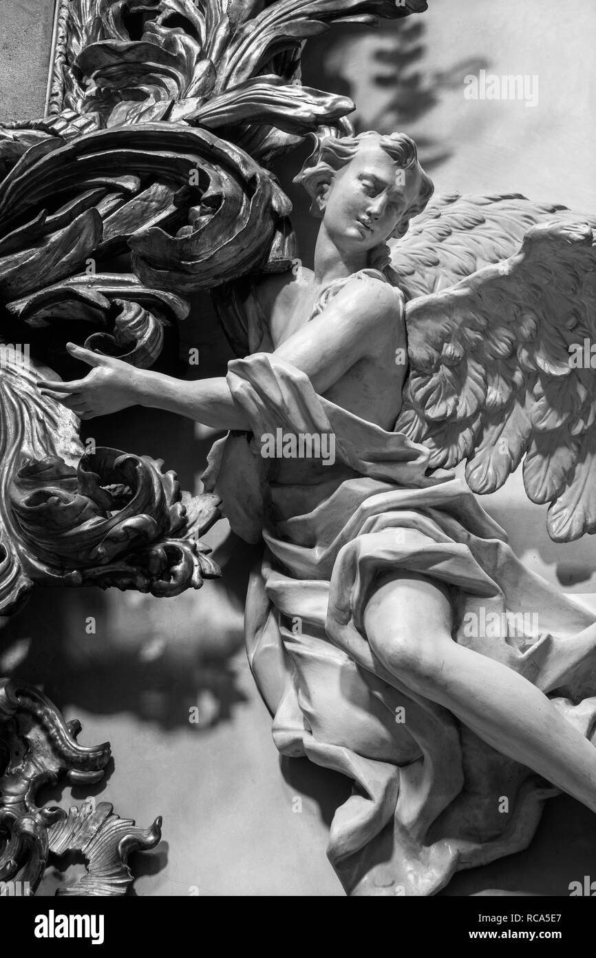 Praga, Repubblica Ceca - 12 ottobre 2018: Il policromo scolpito statua barocca di angelo dal lato altare di San Francesco di Assisi chiesa Foto Stock
