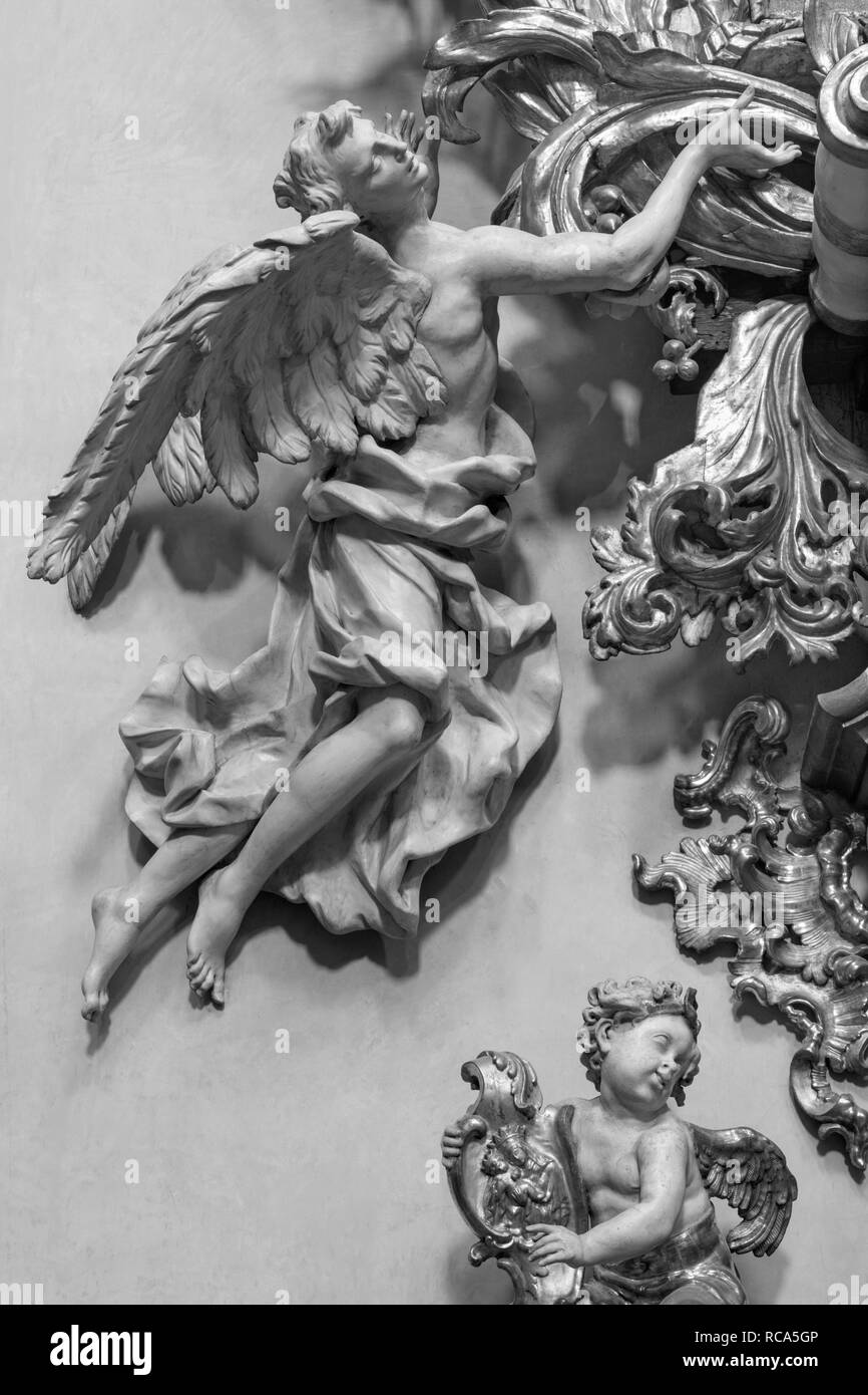 Praga, Repubblica Ceca - 12 ottobre 2018: Il policromo scolpito statua barocca di angelo dal lato altare di San Francesco di Assisi chiesa Foto Stock