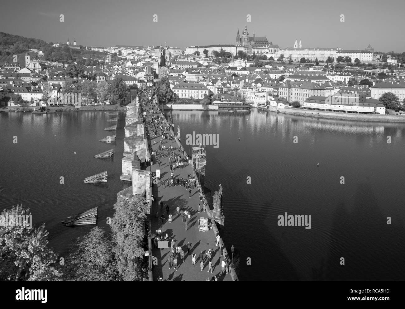 Praga - Il Ponte Carlo, il castello e la Cattedrale withe sul fiume Moldava. Foto Stock
