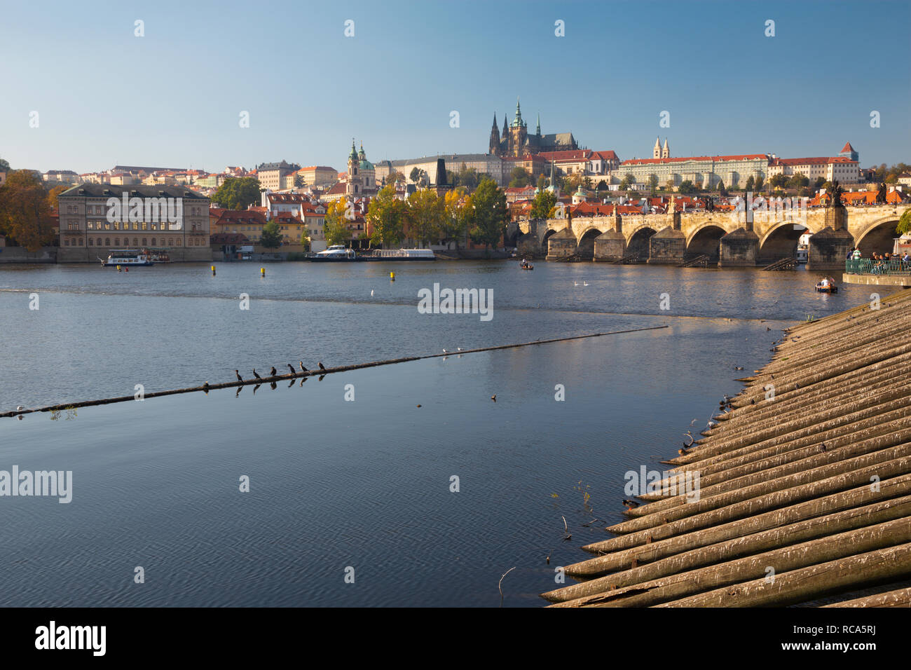 Praga - Il Ponte Carlo, il castello e la Cattedrale dalla passeggiata sul fiume Vltava. Foto Stock