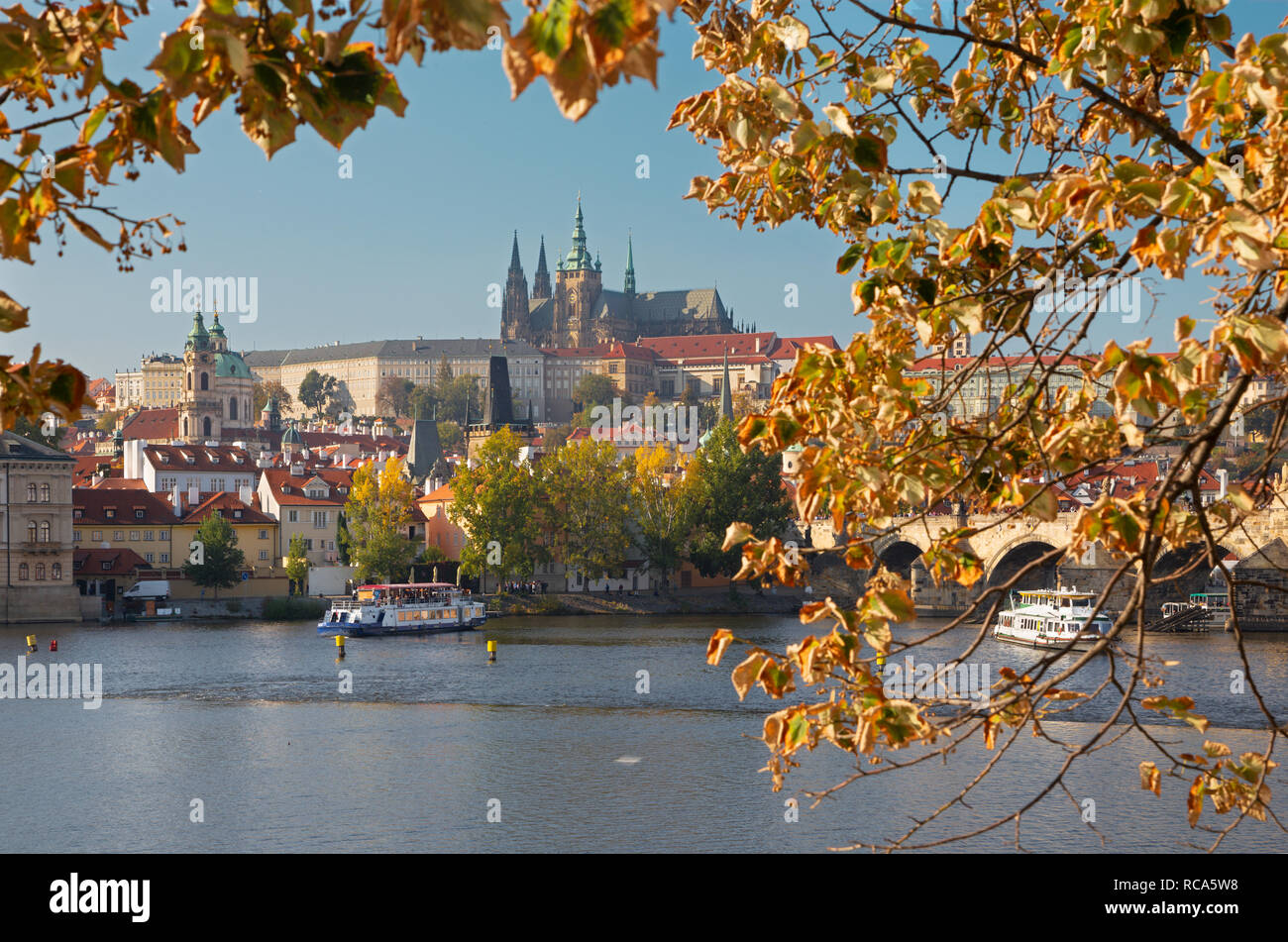 Praga - il castello e la Cattedrale withe sul fiume Moldava e le foglie di autunno. Foto Stock