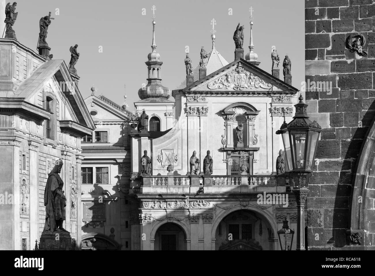 Praghe - La facciata di San Salvator chiesa e Křižovnické square dal Charles Bridge. Foto Stock