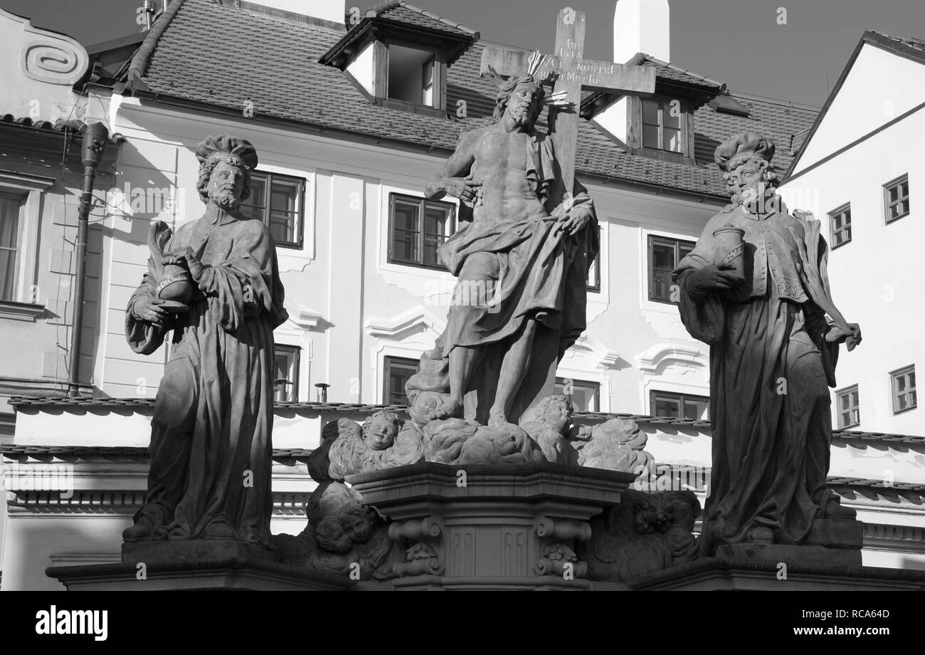 Praga - le staue barocco di st. Cosmo e st. Damian e Cristo da Charles Bridge da Jan Oldřich Mayer (1666 - 1721). Foto Stock