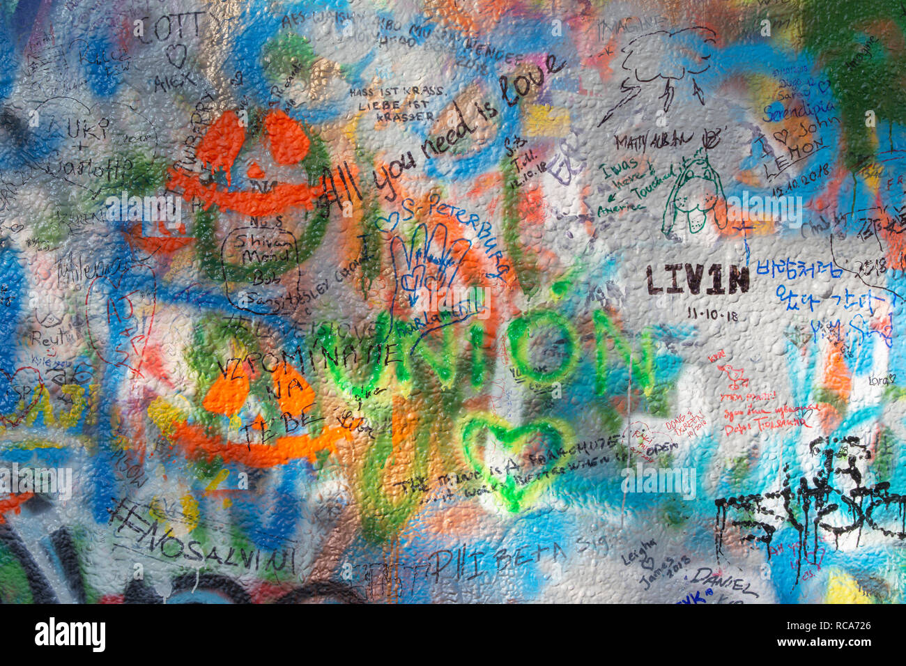 Praga, Repubblica Ceca - 12 ottobre 2018: Dettaglio di John Lennon pace parete creato nel 1980. Foto Stock