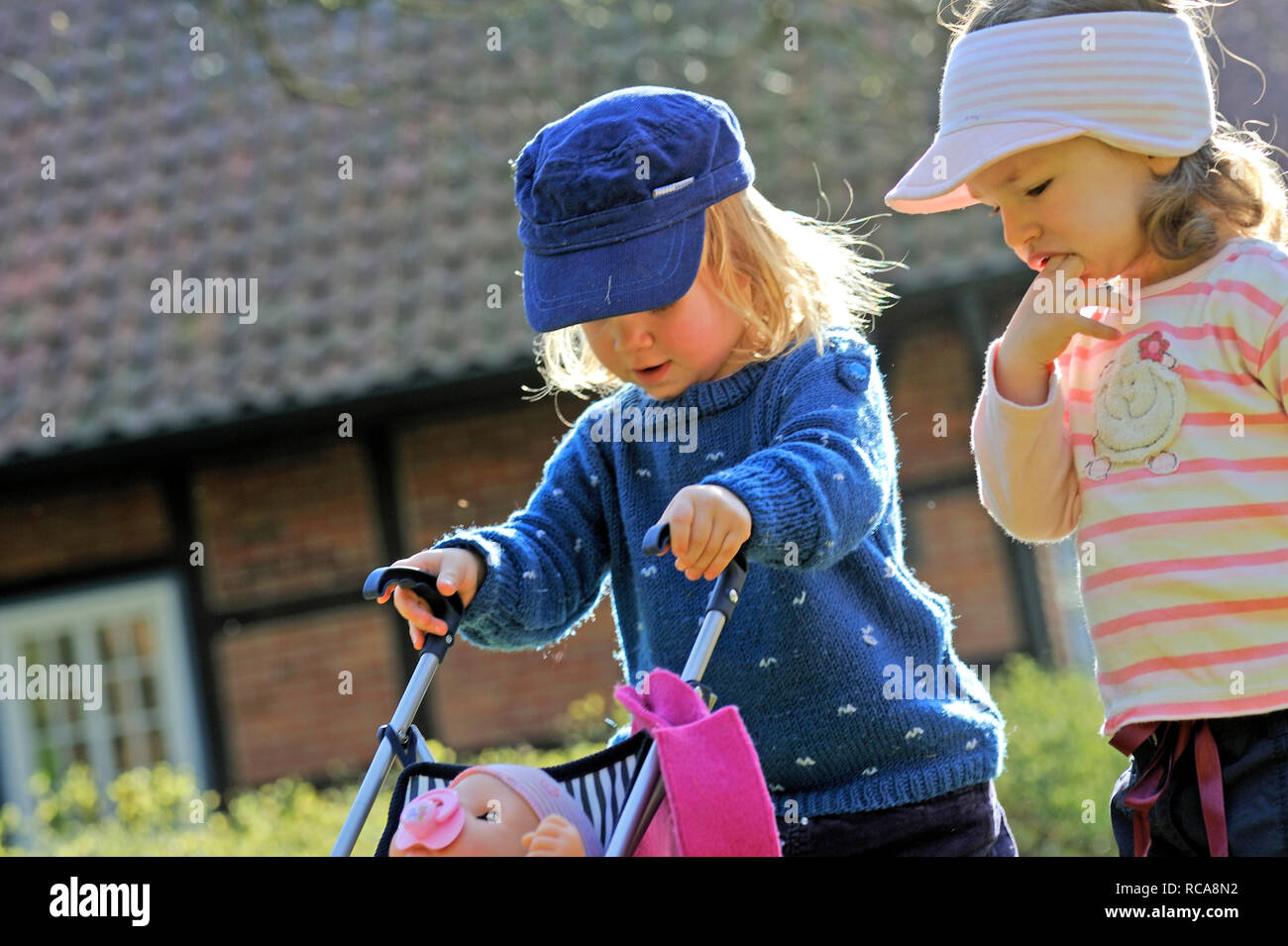 Kinder spielen mit Kinderwagen | Bambini che giocano con un buggy Foto Stock