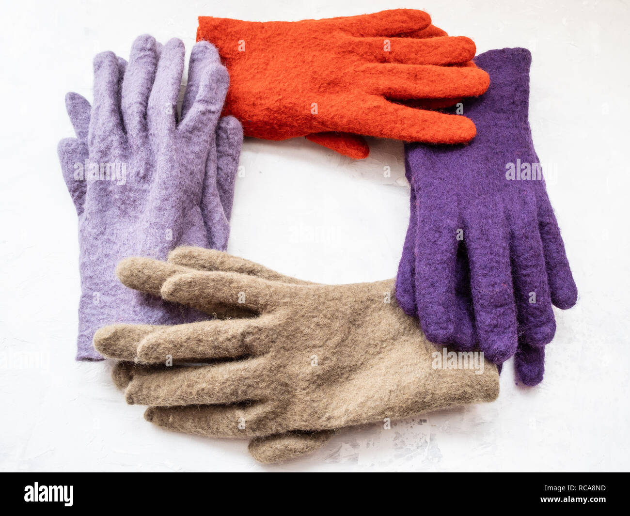Il telaio da nuovi guanti feltrato sul cemento grigio board Foto Stock