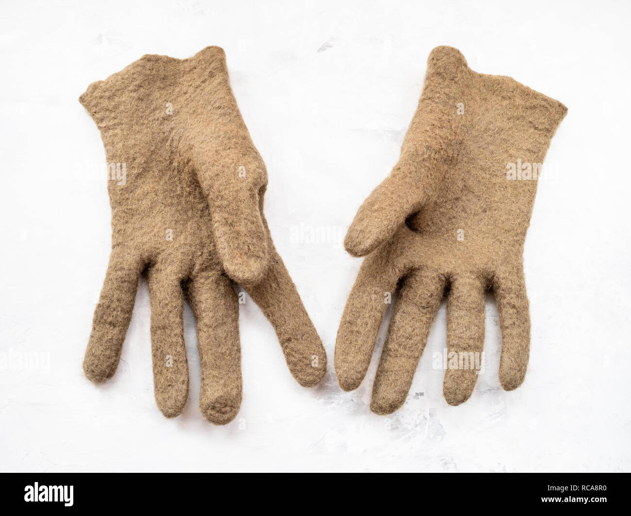 Nuovi fatti a mano verde feltrato guanti in calcestruzzo di colore grigio board Foto Stock