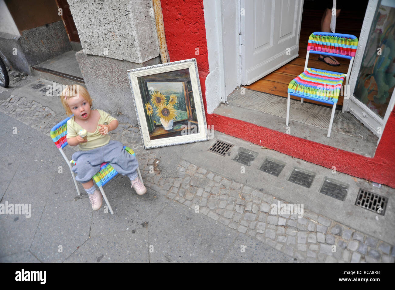 Kleinkind, Mädchen, 2 Jahre alt, isst Eis auf der Straße | bambino e bambina di due anni, mangia il gelato sulla strada Foto Stock