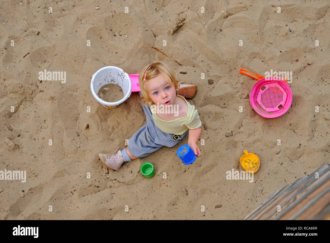 Kleines tipo, Mädchen, 2 Jahre alt, auf dem Spielplatz | piccolo bambino, 2 anni, su un parco giochi Foto Stock