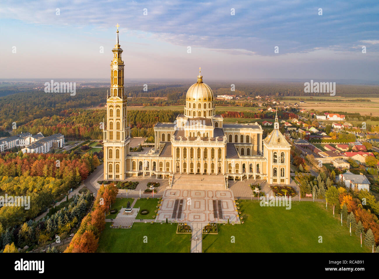 Santuario e Basilica della Madonna di Licheń" nel piccolo villaggio Lichen. La più grande chiesa in Polonia, uno dei più grandi del mondo. Foto Stock