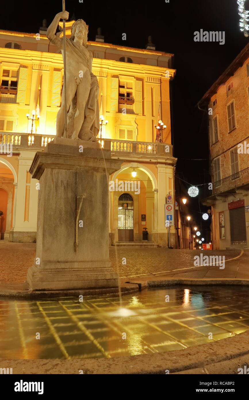 Centro Città di Moncalieri, Italia, il Natale, con fontana Foto Stock