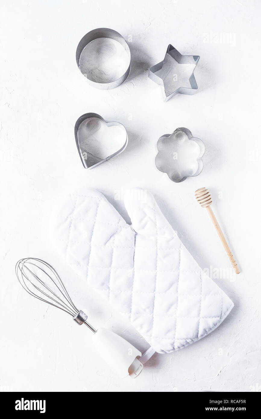 Cookie cutter, accessori da cucina su un bianco tavolo da cucina Foto Stock