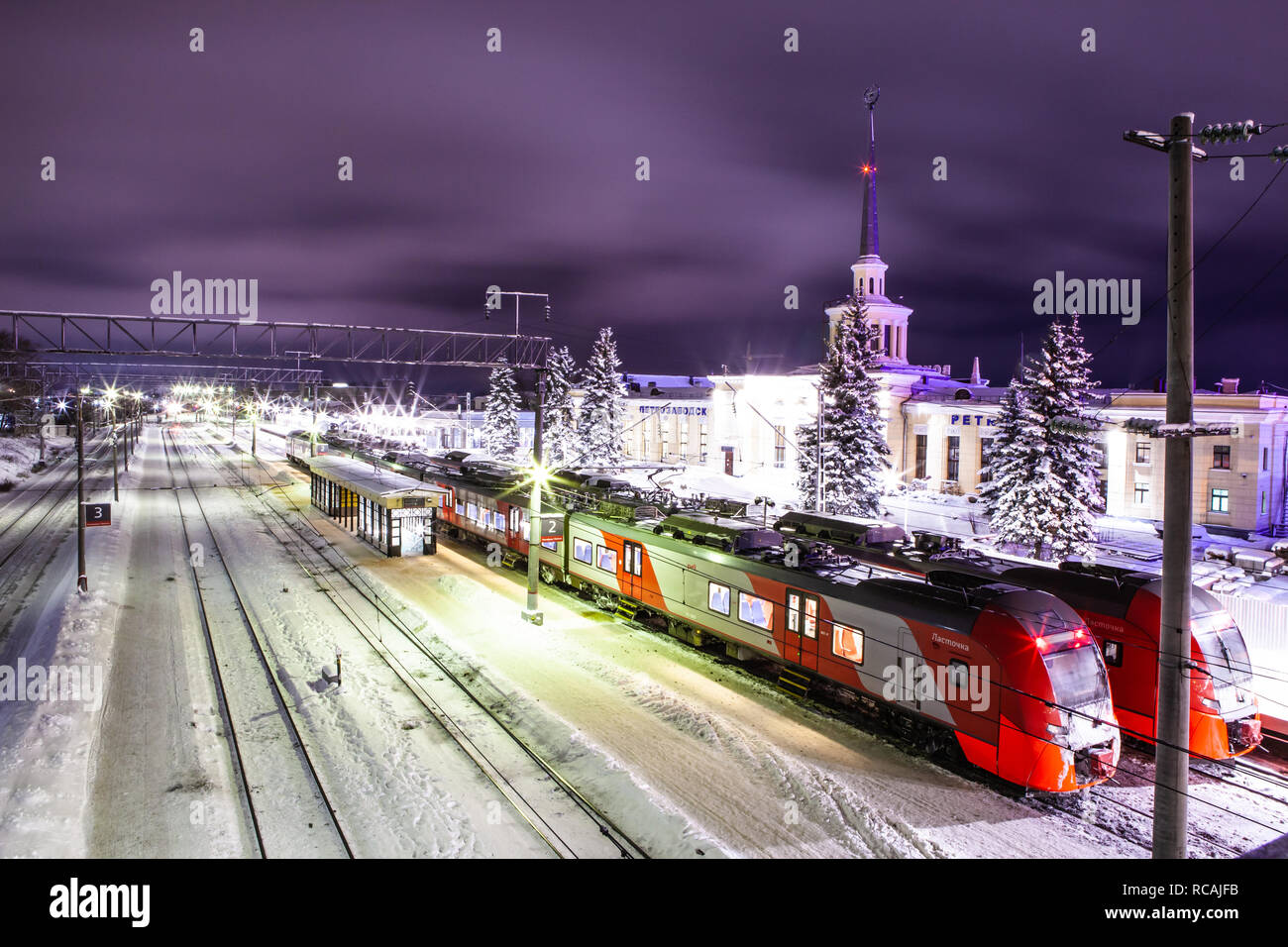 Petrozavodsk, Russia - 07 Gennaio 2019: Treno ad alta velocità 'Ssguazzi' notte sulla piattaforma, Ferrovie Russe Foto Stock