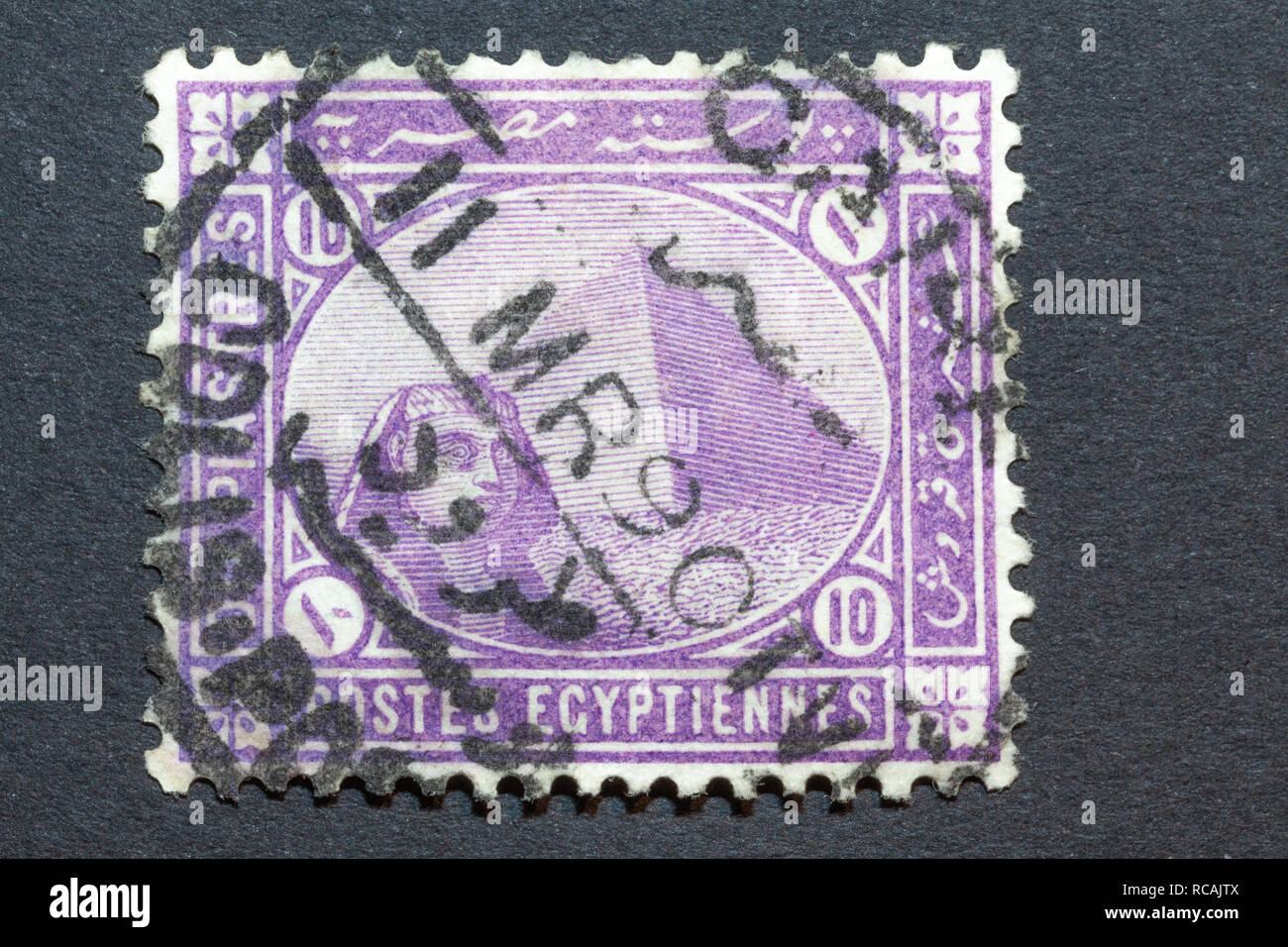 Norimberga, Germania - 14 Gennaio 2019: UN 1889 Egitto usato francobollo con la sfinge nella parte anteriore della piramide di Cheope. La piramide è un patrimonio mondiale Heri Foto Stock