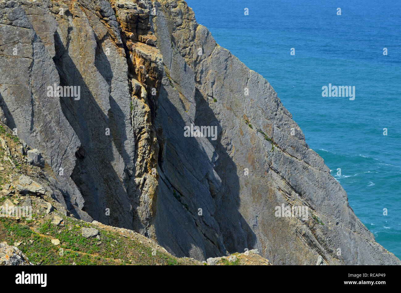 Scogliere nei pressi di Capo San Vincenzo, il più punto sud-occidentale in Europa continentale Foto Stock