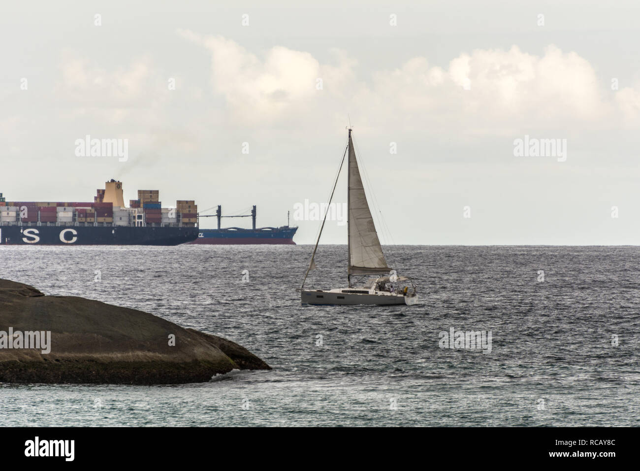 2019, gennaio. Rio de Janeiro, Brasile. Barca a vela e la grande nave, sulla spiaggia di Copacabana. Foto Stock